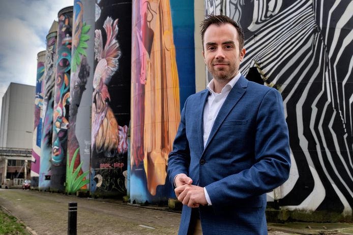 D66-lijsttrekker Mike van der Geld bij de silo's op de Tramkade.