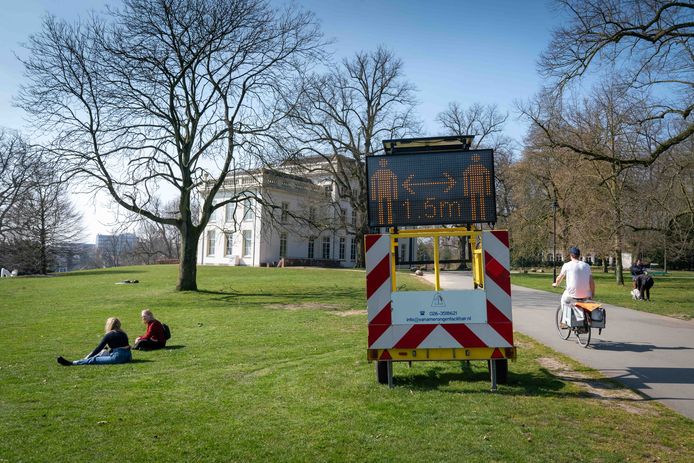In het Sonsbeekpark staat een waarschuwingsbord.