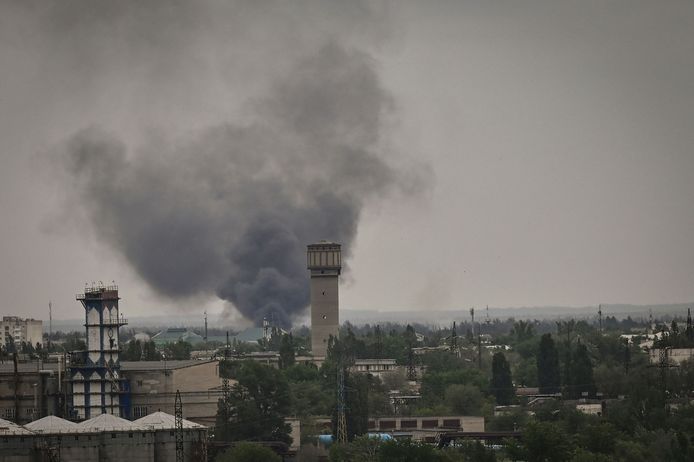 Rookwolken boven Severodonetsk na nieuwe Russische beschietingen.