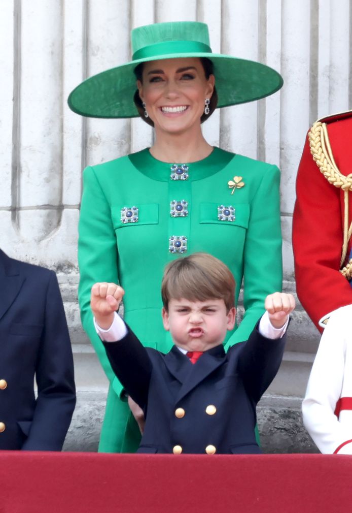 去年，路易王子和他的母亲凯瑟琳在白金汉宫参加皇家军队阅兵仪式。