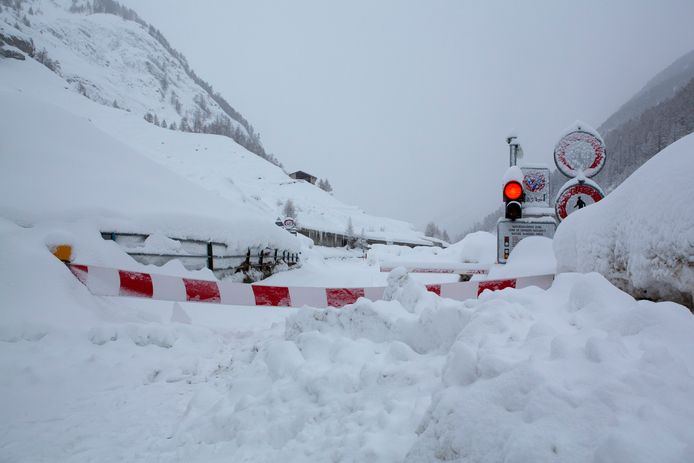 De weg tussen Täsch en Zermatt is afgesloten voor alle verkeer.