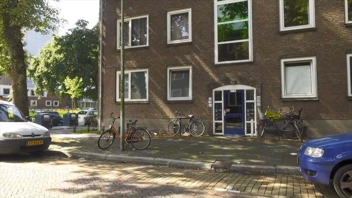 De 56-jarige man uit Hoofddorp, die donderdagavond werd ontvoerd in het Noord-Hollandse Cruquius, is vannacht gewond aangetroffen in een woonwijk in Delft. Hij bleek uit een auto te zijn gezet door de ontvoerders. De man is naar het ziekenhuis gebracht en vervolgens met zijn familie herenigd.