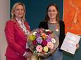 De Waalwijkse burgemeester Sacha Ausems heeft de bronzen medaille van Stichting Carnegie Heldenfonds uitgereikt aan Jill Arninkhof.