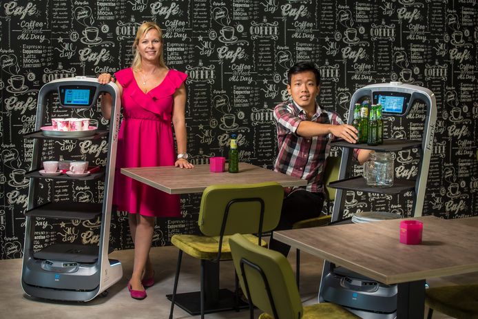 Ivana Damink en Nam Tran in het Experimenteercentrum met robots die in restaurants en zorgcentra kunnen worden ingezet.