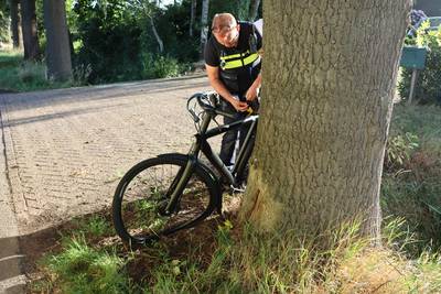 Auto en fietser botsen in De Moer: fietser raakt gewond