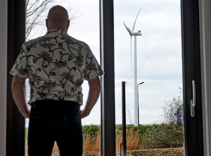 Vanuit zijn woonkamer in Houten kijkt Enrico Bak uit op een windturbine die 500 meter vanaf zijn woning staat.