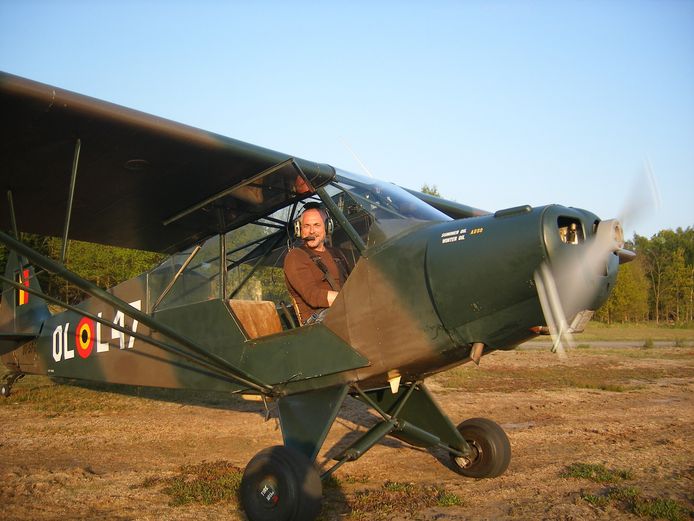 Peter Van Asbroeck in zijn Piper Cub PA 18.