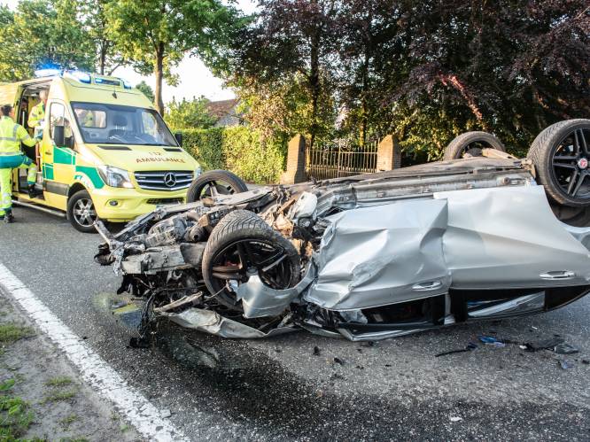 Bestuurder klimt als bij wonder lichtgewond uit auto na zware crash