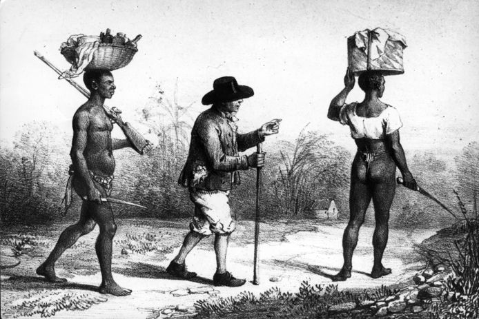 Slavernij, De slavendrijver en twee slaven op weg naar de plantage in Suriname 1840.