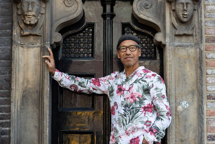 Frank Ong-Alok was twee jaar bezig aan het boek en de cd met muziek van zijn vader. ,,Mijn vader trad zelden op. Hij was geen podiumbeest. Maar hij was wel bekend en werd gerespecteerd. Vooral als muziekpedagoog.''