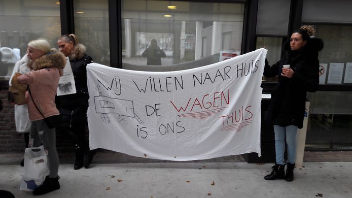 Roosendaalse woonwagenbewoners demonstreren voor het stadskantoor. Ze willen dat er sneller werk wordt gemaakt van extra standplaatsen