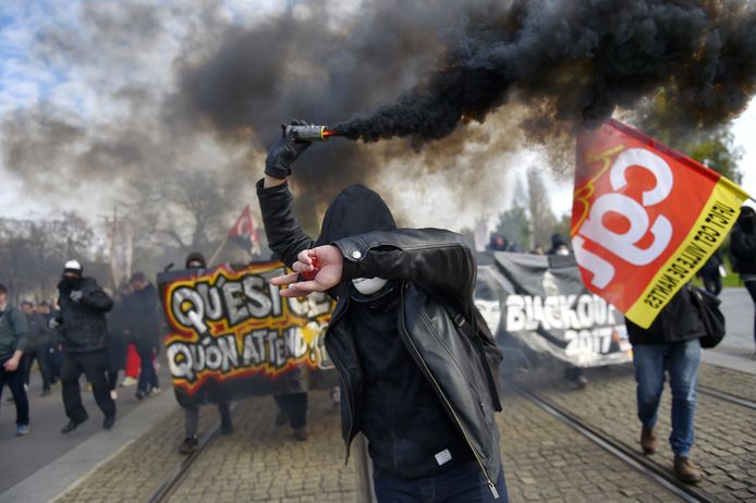 Een demonstrant loopt voorop bij een mars tegen de sociale hervormingen van de Franse regering in Nantes. Foto Loic Venance