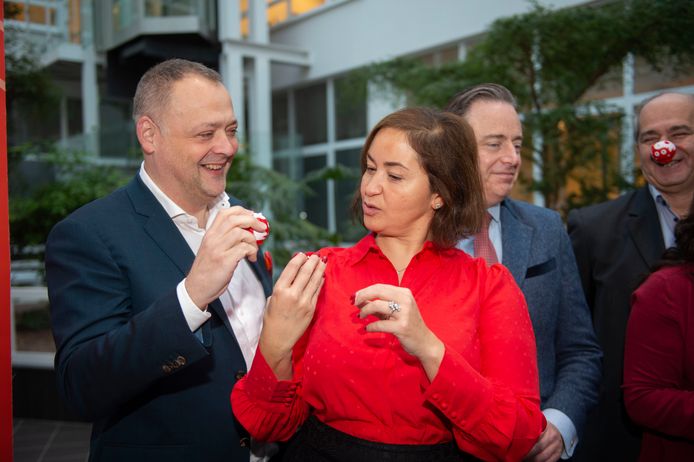 Schepen Nabilla Ait Daoud had voor de gelegenheid een rood hemdje aangetrokken.