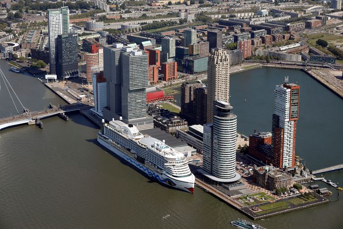 Een van de cruiseschepen van rederij Aida aan de Wilhelminakade in Rotterdam. Foto ter illustratie.