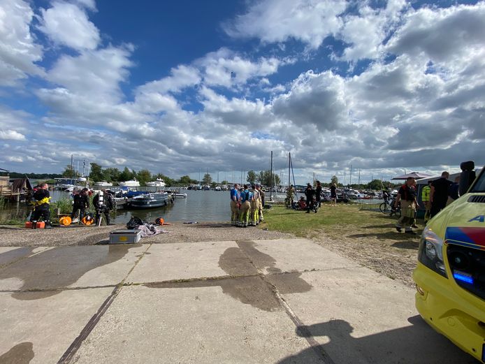 Nadat het noodlot toesloeg op het Nuldernauw, voer de partysloep het haventje van vakantiepark RCN Zeewolde in. Hulpdiensten en campinggasten schoten te hulp.