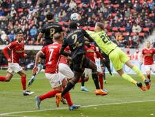 Mark Flekken biedt excuses aan na fatale fout tegen Bayern München