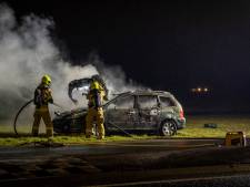 Auto brandt volledig uit op N317 bij Doesburg, mogelijk al dagen in de berm geparkeerd