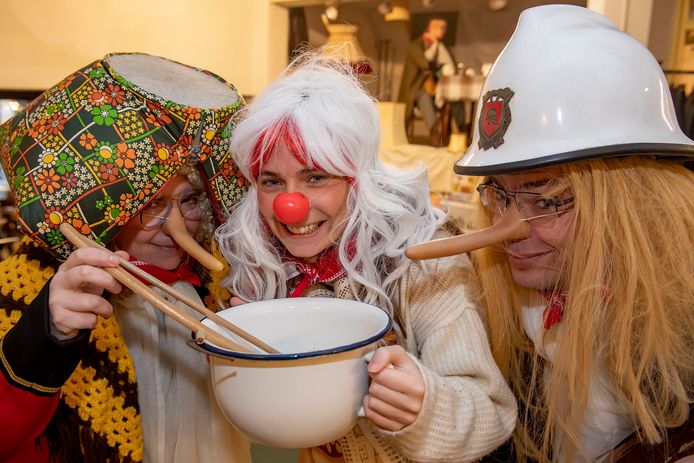 Rosanne Langenberg(midden), Charlotte Leijs (links) en Maarten Rikken (rechts) hebben een vastenavend kookboek geschreven: Allef gaar.
