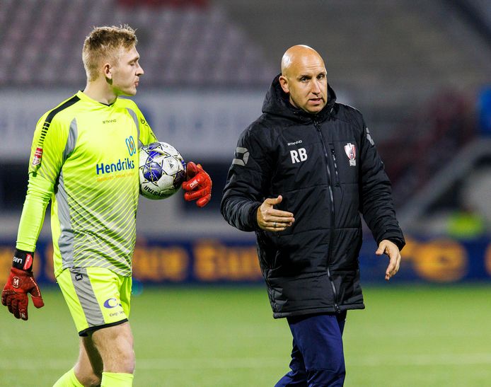 Ronnie Buitenkamp als keeperstrainer van TOP Oss in gesprek met Lars van Meurs.