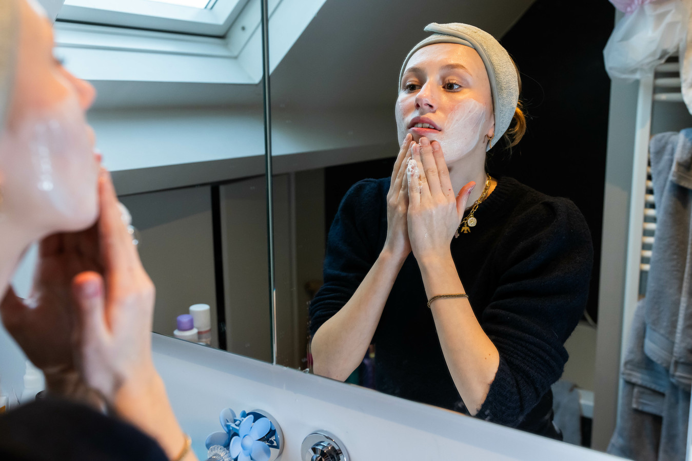 Kinderen van 12 smeren erop los voor de perfecte huid is dat veilig