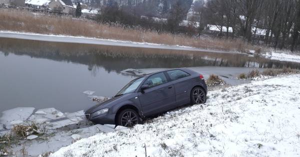 Auto raakt te water in Persingen