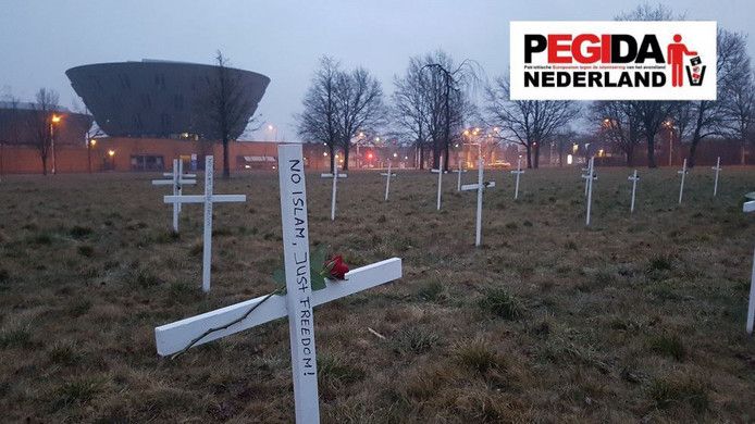 Op de plek waar de nieuwe moskee moest komen, zijn op 10 maart 2018 in naam van Pegida kruizen geplaatst.