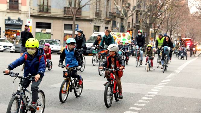 Fietsinitiatief in Barcelona groot succes: peloton van kinderen veilig naar school
