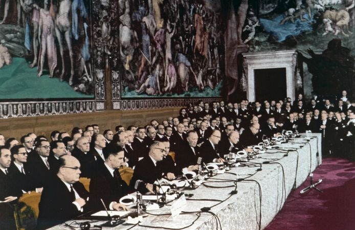 25 maart 1957: zes landen ondertekenen het verdrag van Rome. Vooraan uiterst links op de foto zit de Belgische minister van Buitenlandse Zaken, Paul-Henri Spaak.