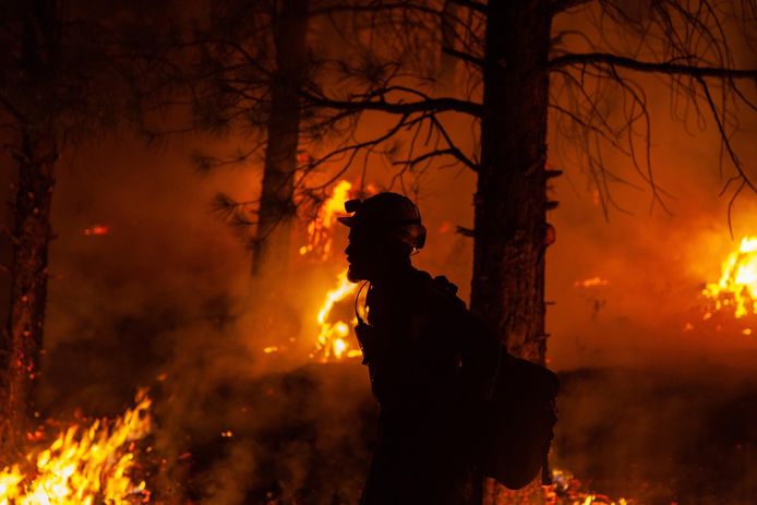 Een brandweerman tijdens nachtelijk bluswerk in Oregon.