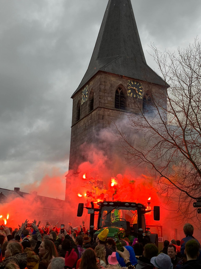 Feestelijk Denekamp waant zich in Efteling tijdens carnavalsoptocht Foto destentor.nl