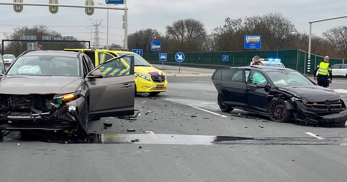 Flinke aanrijding tussen twee autos op N18 bij Enschede, weg bezaaid met brokstukken.