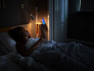 Wil je goed slapen? Dit moet je volgens experts wel en niet doen: “Een klein lampje in je slaapkamer kan je slaap al verstoren”