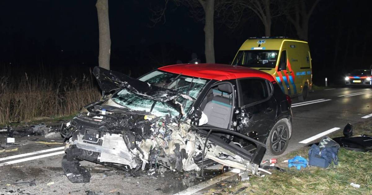 Twee personen gewond bij ernstig ongeluk op de N666 in s-Gravenpolder, weg afgesloten.