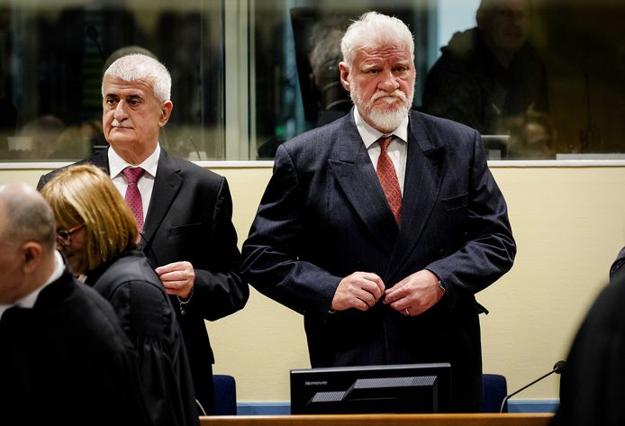 Slobodan Praljak (rechts) eerder in de rechtszaal.