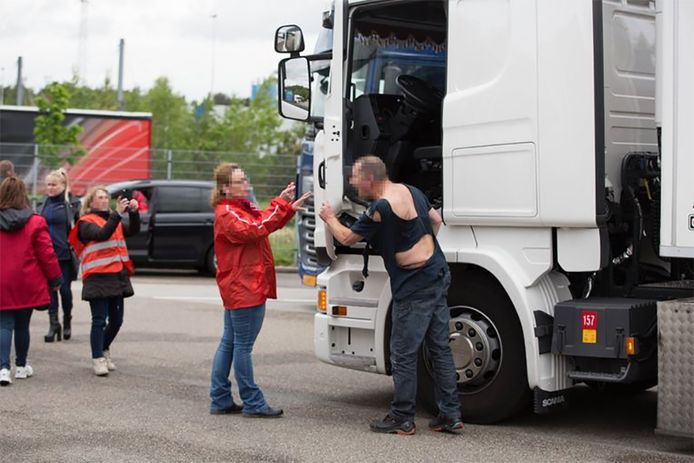 Een vrachtwagenchauffeur en vakbondsmilitanten raakten slaags aan het distributiecentrum van Lidl in Genk.