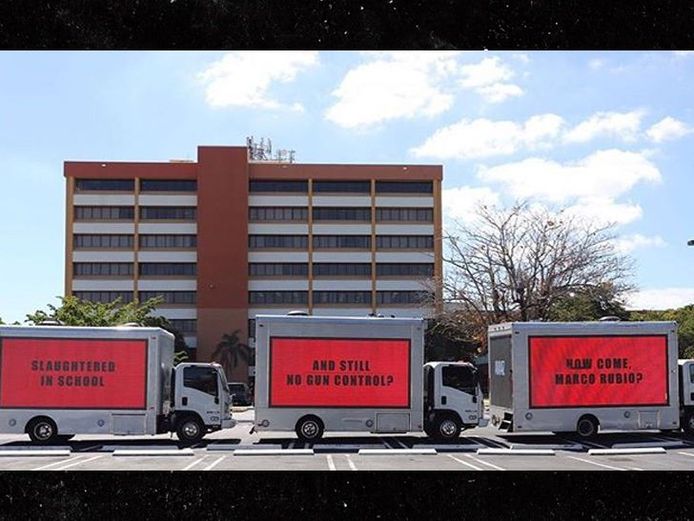 Voor het kantoor van de Republikeinse senator Marco Rubio zijn drie vrachtwagens opgedoken met drie reclameborden, gebaseerd op de film "Three billboards outside of Ebbing, Missouri".