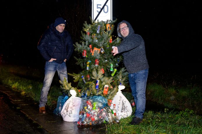 De kerstboom moet de aandacht vestigen op de zwerfvuilproblematiek in de buurt.