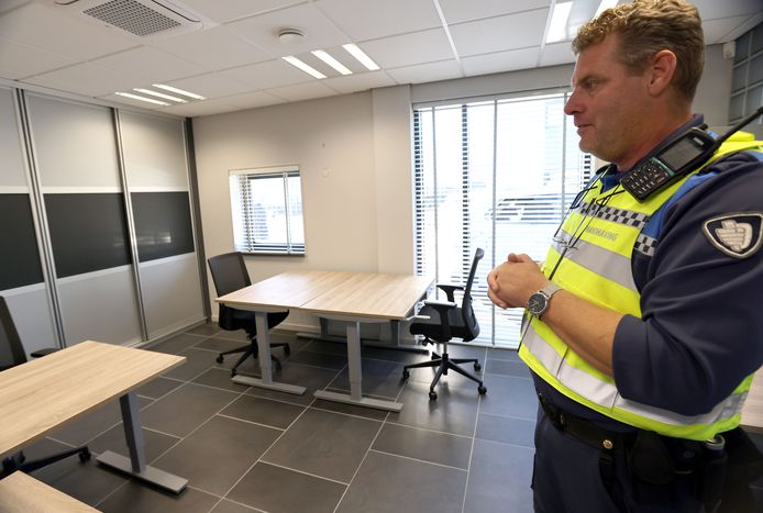 Boa Arno van den Houten is blij met zijn werkplek in de nieuwe veiligheidspost aan de rand van bedrijventerrein Pinnepot in Oostvoorne.