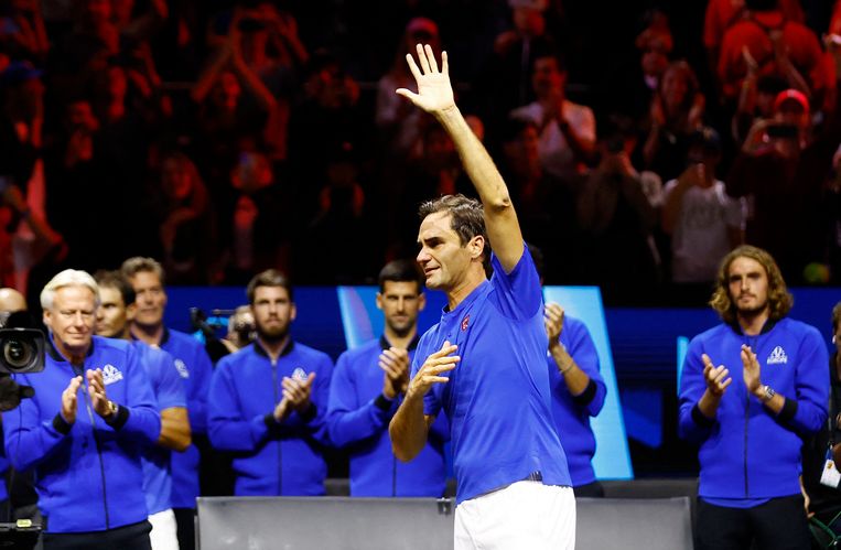 Roger Federer neemt afscheid van het publiek in de O2 Arena in Londen na zijn laatste officiële wedstrijd. Beeld Action Images via Reuters
