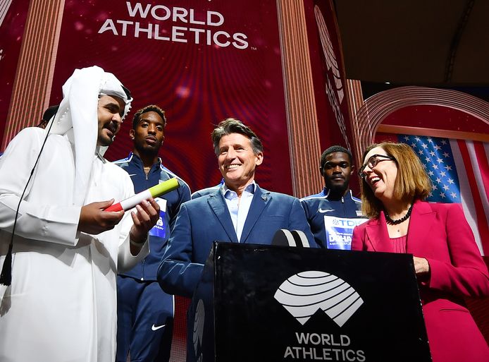 IAAF-voorzitter Sebastian Coe ziet op de slotceremonie hoe de Qatarese sjeikh Khalifa Al-Thani de symbolische stok doorgeeft aan Oregon en afgevaardigde Kate Brown (r).