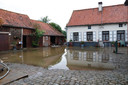 De binnenplaats van de molen langsheen de Vollezelestraat staat deels onder water.