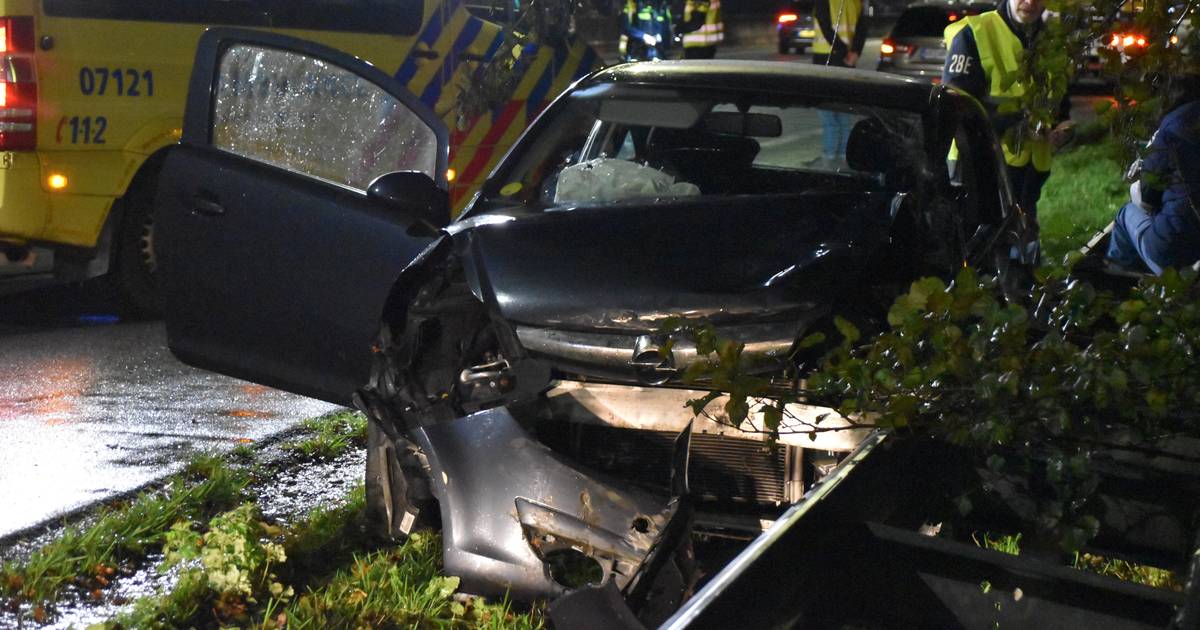 Autobestuurster naar het ziekenhuis na botsing op kruising in Emmeloord.