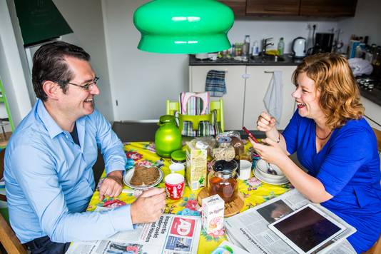 Linda Voortman aan de ontbijttafel met partner Ruben Post, die lange tijd voor de PvdA actief was in de Utrechtse gemeenteraad.