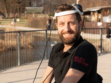 Gert-Jan is eerste ter wereld met implantaten in hoofd waardoor hij leert lopen ondanks dwarslaesie