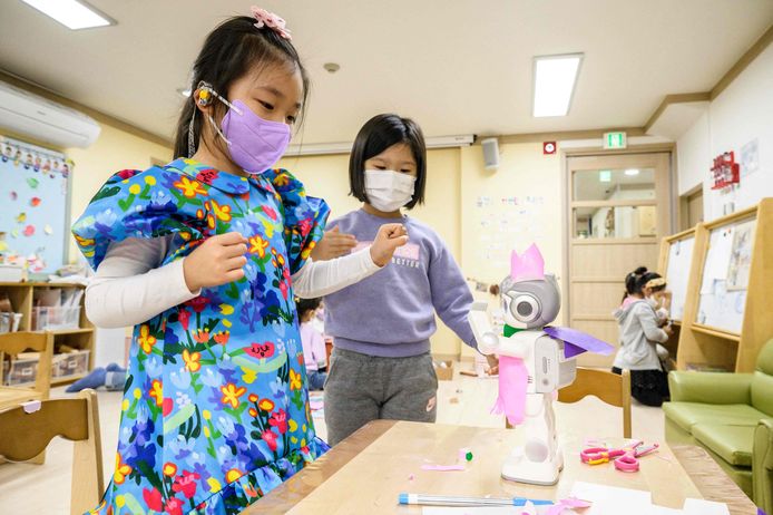 Kinderen spelen met de 'Alpha Mini'-robot in een kleuterklas in Seoul.