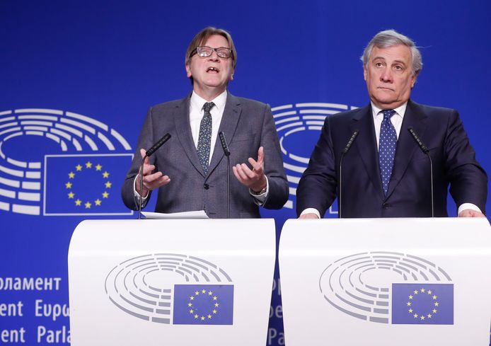 Verhofstadt samen met parlementsvoorzitter Antonio Tajani.