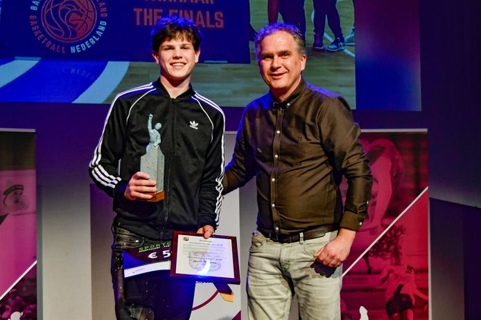 Sporttalent van het jaar: basketballer Jess Reijans met de voorzitter van de sportraad Edwin Kleiboer.