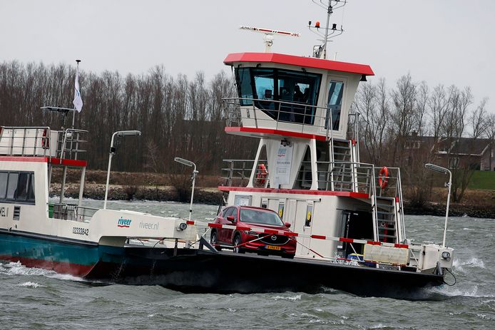 Het veer Brakel-Herwijnen. Automobilisten betalen nu 2,92 euro voor een overtocht. Dat kostte eerder 2,65 euro.