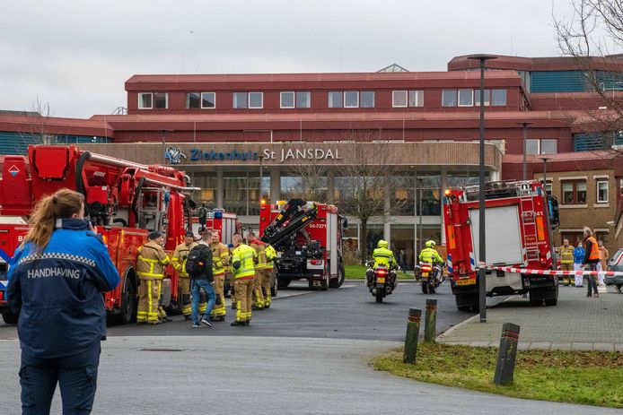 Hulpdiensten rukten donderdag massaal uit vanwege een stroomstoring in het ziekenhuis St  Jansdal in Harderwijk. Er werd rekening gehouden met een mogelijk evacuatie van patiënten.
