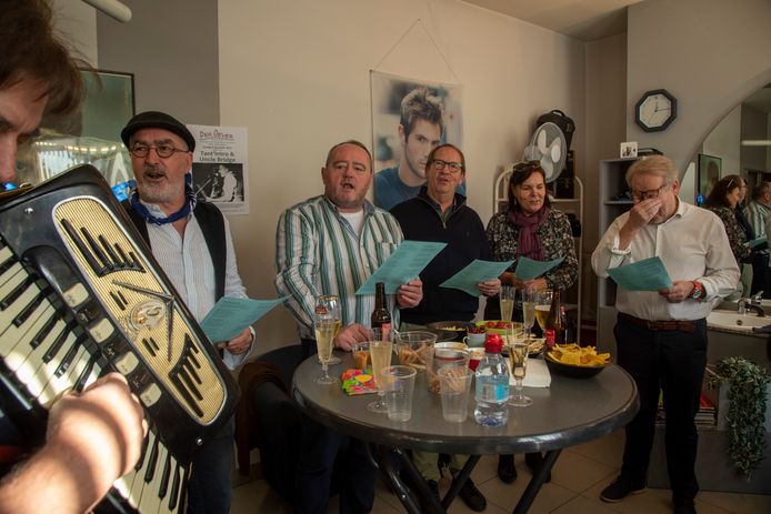 Kapper Wim Leirens stopt er na 46 jaar mee en klanten verrassen hem met een feestje. Dat zorgt voor emoties bij Wim (rechts op foto).